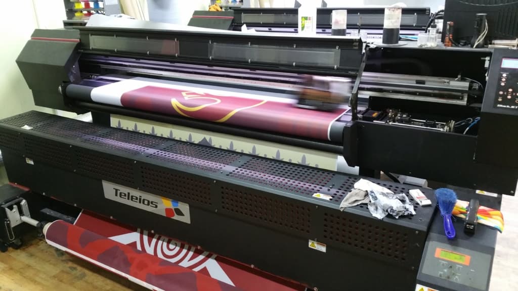 שלוש טכניקות מובילות להדפסת דגלים: איזו מתאימה לאירוע שלך?