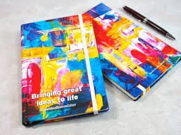 מחברות ממותגות בכריכות סיכות